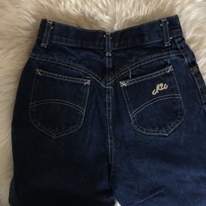 Vintage High Waisted  mom CHIC jeans. Size 3/4